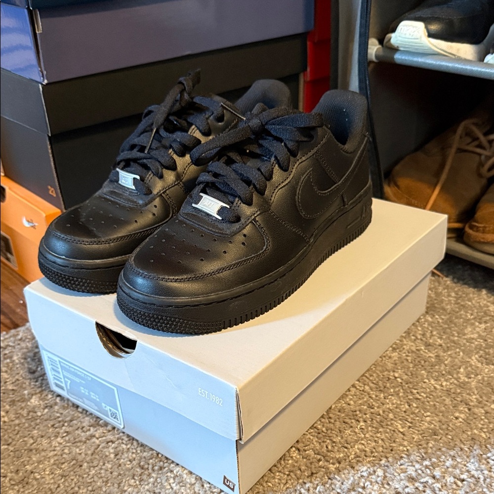 woman’s black nike air force 1s ‘07